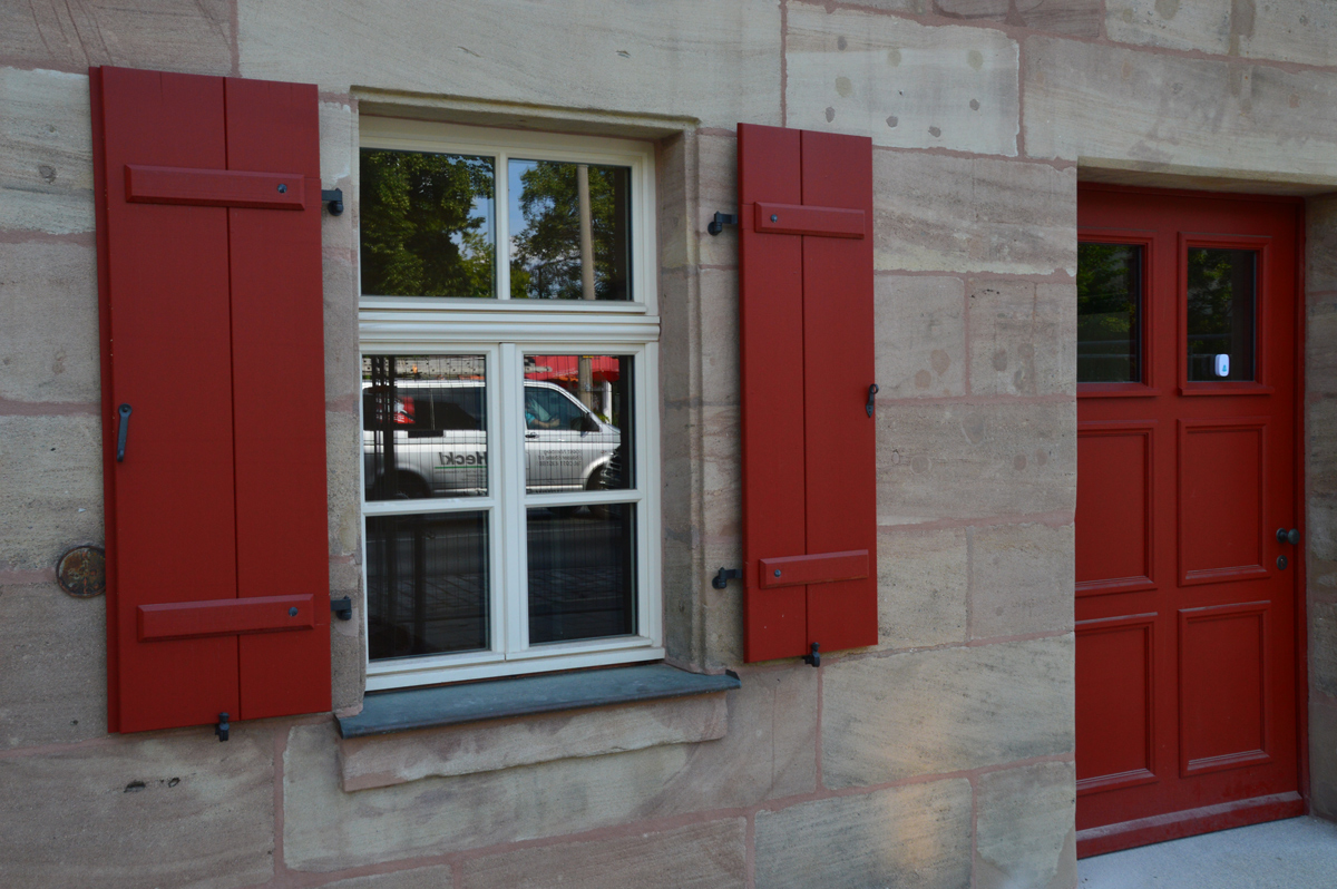 Fenster mit roten Holzfensterläden